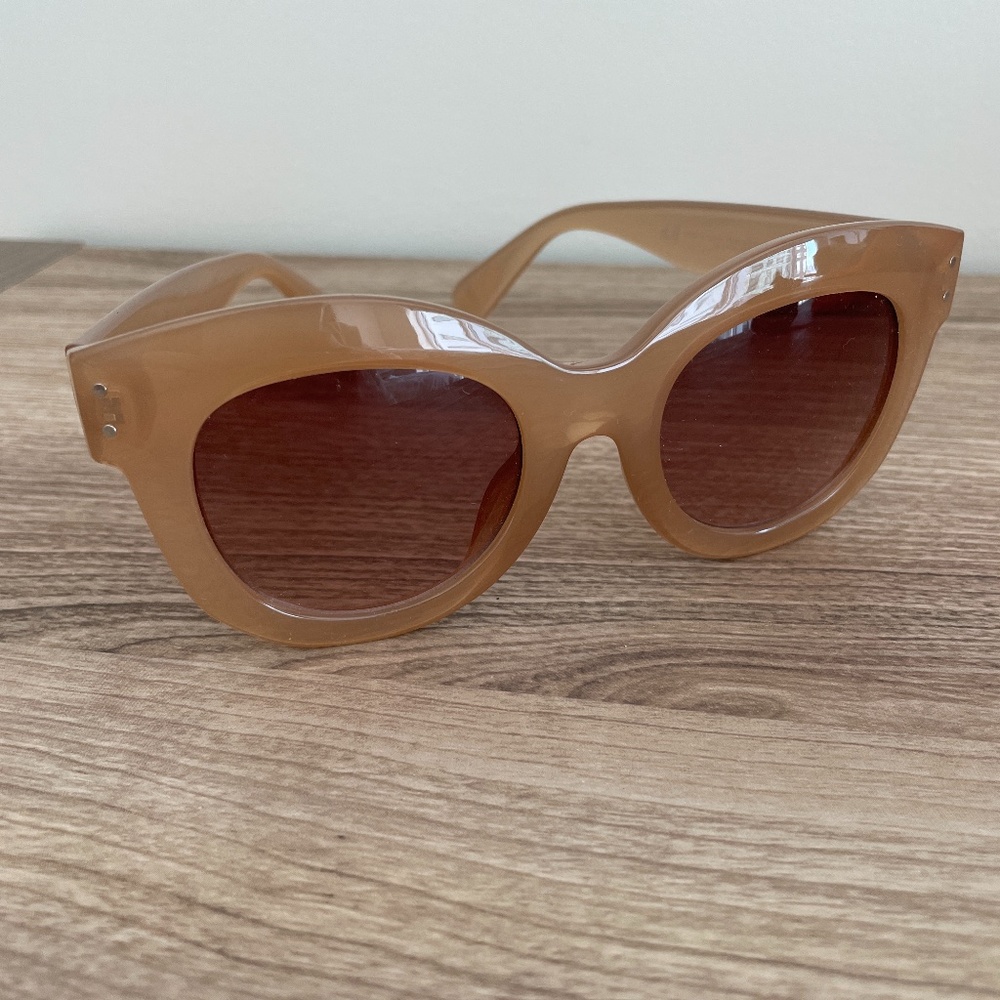 H&M Classic Oversize Wayfarer Sunglasses Peach / Beige / Blush w Brown Lenses